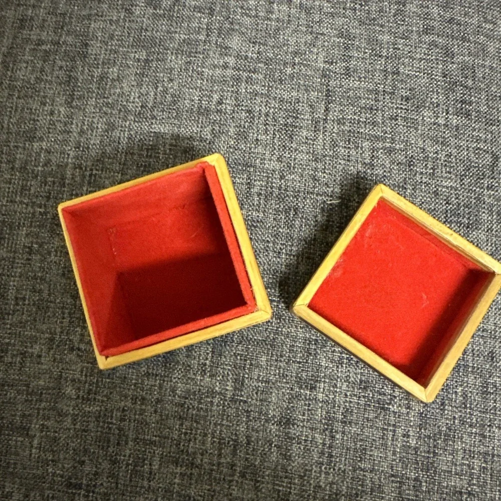 VINTAGE BAMBOO / WICKER SQUARE TRINKET BOX BAHAMAS ROSE Red‎ Fabric Lined 2.5